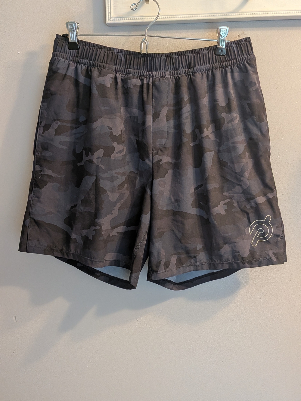 Peloton Athletic Shorts Men's Large Gray Camo Performance Workout Gym